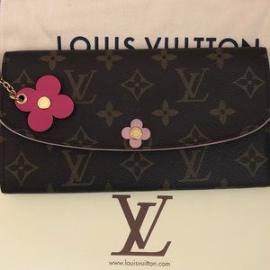 💕PRETTY💕 flower wallet Louis Vuitton